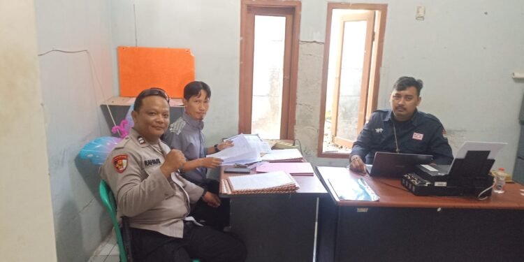 Bhabinkamtibmas Polsek Rangkasbitung Polres Lebak Sambangi Anggota KPPS Di Desa Mekarsari