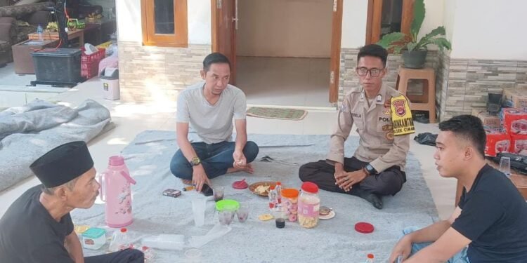 Rutin Sambangi Warga, Bhabinkamtibmas Polsek Cimarga Polres Lebak Sampaikan Pesan Kamtibmas