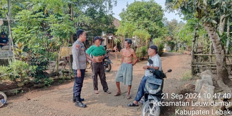 Bhabinkamtibmas Polsek Leuwidamar Polres  Lebak Laksanakan Giat Sambang di Desa Binaan