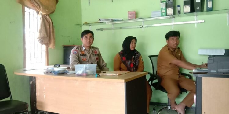 Dengan Cara Humanis Anggota Polsek Cibadak Polres Lebak Melaksanakan Sambang Untuk Menjaga Situasi Tetap Kondusif