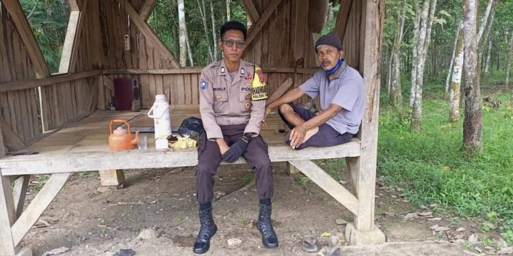 Dengan Cara Humanis Anggota Bhabinkamtibmas Polsek Cimarga Polres Lebak Laksanakan giat Sambang