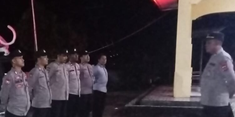 Kapolsek Cilograng AKP Asep lakukan App kepada anggota sebelum melaksanakan giat