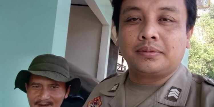 Mempererat tali silaturahmi Bhabinkamtibmas Polsek Cilograng Brigpol Rendi S melaksanakan Giat pendekatan kepada masyarakat Ds.Cijengkol Kec.Cilograng Kab.Lebak