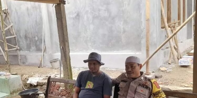 Anggota Polsek Sajira Polres Lebak melaksanakan sambang guna menjalin silaturahmi dengan masyarakat