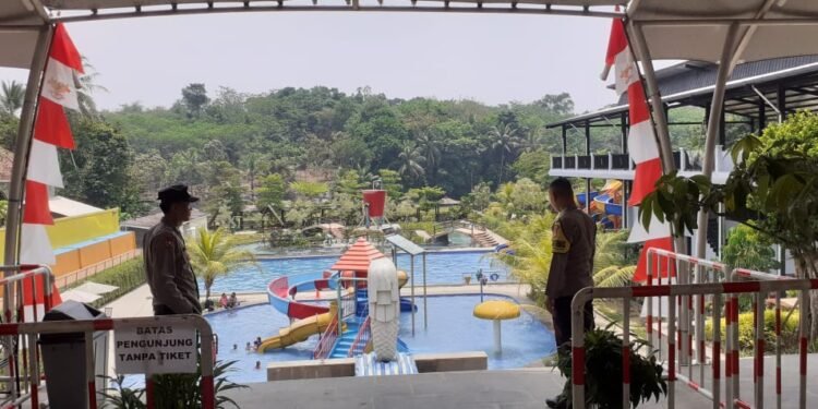 Anggota Polsek Cikulur Polres Lebak melaksanakan pengamanan di Citra Water Park Cikulur