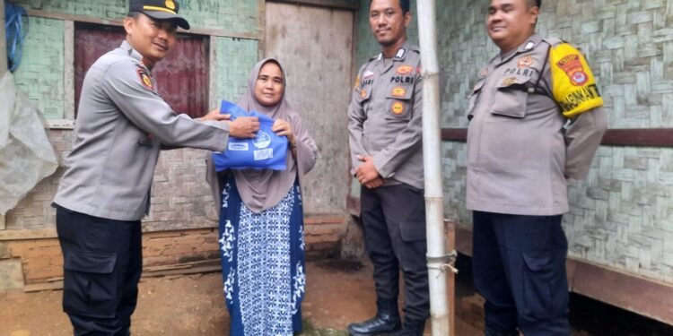 Kapolsek Cimarga Salurkan Paket Sembako Dari Kapolres Lebak Untuk Warga Desa Girimukti