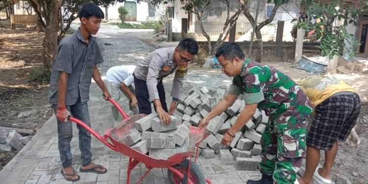 Bhabinkamtibmas Polsek Cimarga Polres Lebak Laksanakan Gotong Royong Bersama Warga