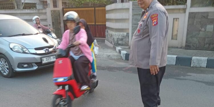 Ka SPK III Polsek Rangkasbitung Polres Lebak Giat Strong Point Sebrangkan Anak Sekolah