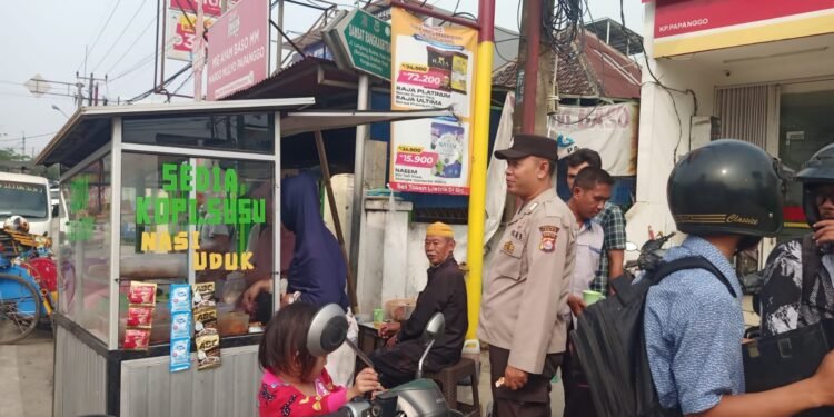 Anggota Polsek Rangkasbitung Polres Lebak Giat Patroli Dan Temui Pedagang Kopi