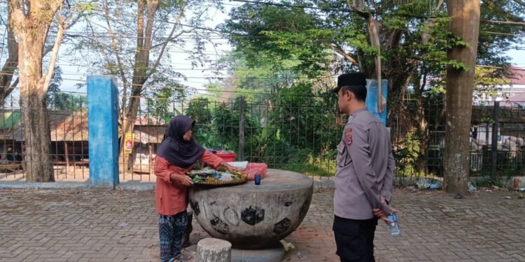 Bhabinkamtibmas Polsek Rangkasbitung Polres Lebak Sapa Pedagang Pecel