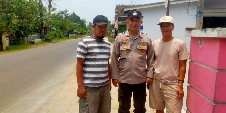 Bhabinkamtibmas Polsek Rangkasbitung Polres Lebak Sambangi Ke Tokoh Masyarakat Desa Pabuaran