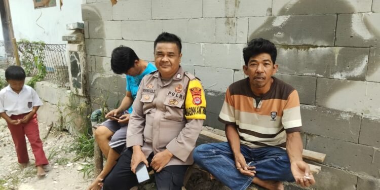 Bhabinkamtibmas Polsek Cimarga Polres Lebak Sambang Dan Silaturahmi Warga Girimukti Memberikan Pesan- Pesan kamtibmas