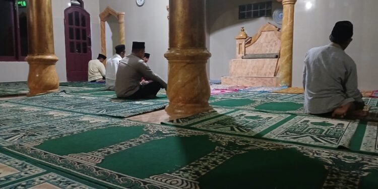 Kapolsek Cimarga Polres Lebak Bersama Anggota Polsek Cimarga Polres Lebak Melaksanakan Giat Sholat Subuh Keliling