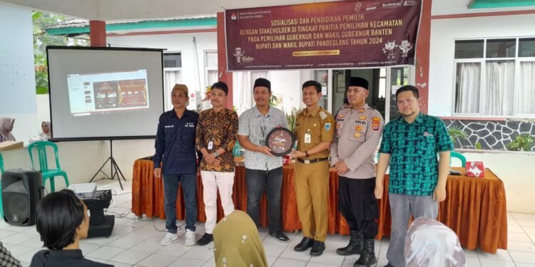 Kapolsek Menes AKP Hero Hadiri Kegiatan Sosialisasi dan Pendidikan Pemilih Bersama Stakeholder di Tingkat Panitia Pemilihan Kecamatan