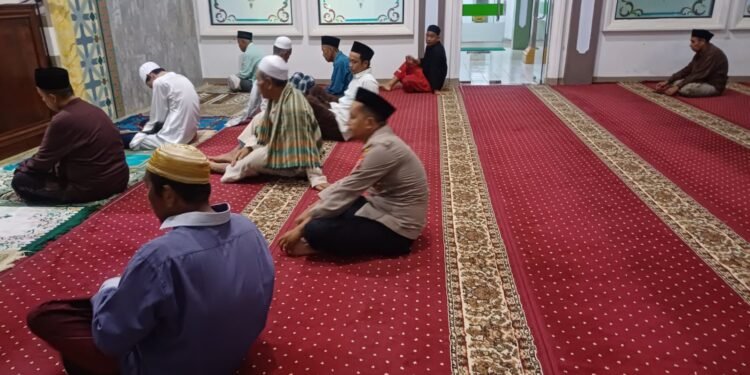 Anggota Polsek Sajira Polres Lebak Laksanakan Safari Sholat Subuh Berjamaah