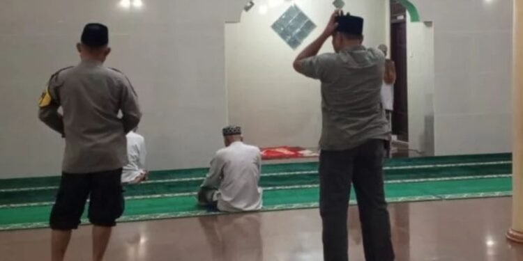 Bhabinkamtibmas Polsek Ciwandan Laksanakan Sholat Subuh Berjama’ah Implementasikan Program Suling.
