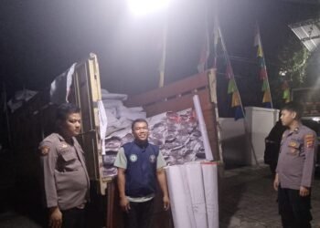 Anggota Polres Pandeglang Amankan Kedatangan Logistik Pilkada di KPU Pandeglang