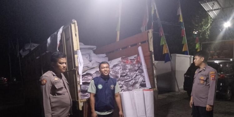 Anggota Polres Pandeglang Amankan Kedatangan Logistik Pilkada di KPU Pandeglang