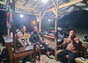 Polsek Panimbang Patroli di Pos Kamling Kp. Pahlawan, Sampaikan Pesan Waspada Hoaks Jelang Pilkada 2024
