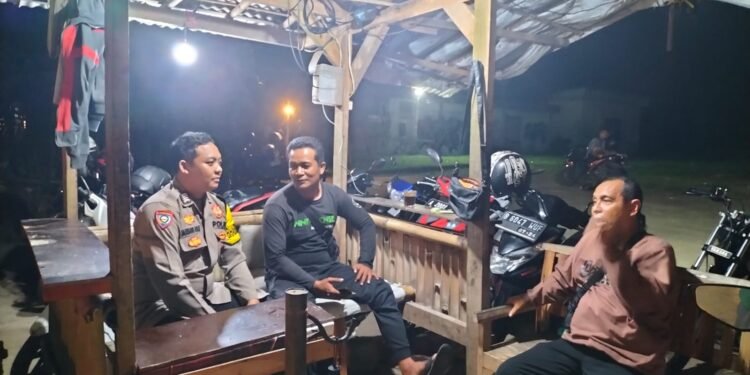 Polsek Panimbang Patroli di Pos Kamling Kp. Pahlawan, Sampaikan Pesan Waspada Hoaks Jelang Pilkada 2024