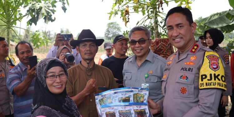 Dukung Ketahanan Pangan, Polda Banten Berikan Bantuan Bibit Tanaman kepada Masyarakat