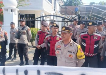 Pengamanan Aksi Demo di Gedung DPMPD Pandeglang oleh Kasie Humas Polres Pandeglang