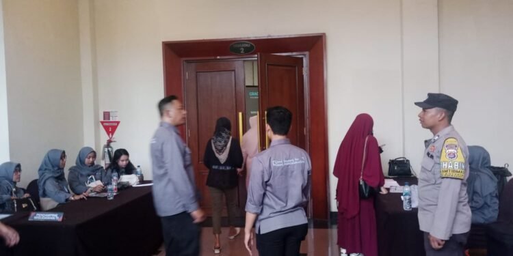 Personil Polsek Purwakarta Melaksanakan Pengamanan Wisuda STIA Banten