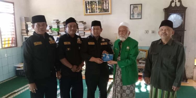 Abuya Muhtadi Dimyati Terharu DPP PSKBI Serahkan Unit Kendaran Ambulan Untuk RPM Banten