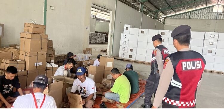 Sat Samapta Polres Pandeglang Datangi Gudang Logistik KPU untuk Berikan Kondusifitas
