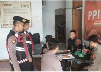 Personil Patroli Sat Samapta Polres Pandeglang Sambangi Kantor Bawaslu Untuk Cek Kehadiran dan Buku Mutasi
