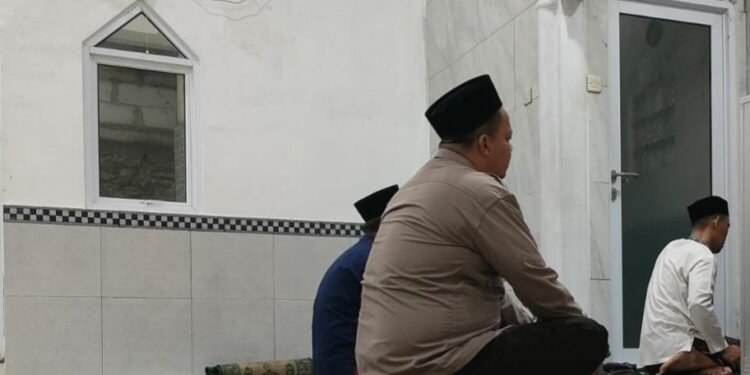 Anggota Polsek Cimarga Polres Lebak Melaksanakan Giat Sholat Subuh Keliling