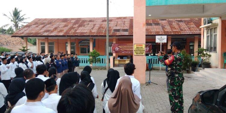 Bhabinkamtibmas Polsek Pulomerak Bripka Miftah monitor kegiatan pelantikan KPPS Mekarsari