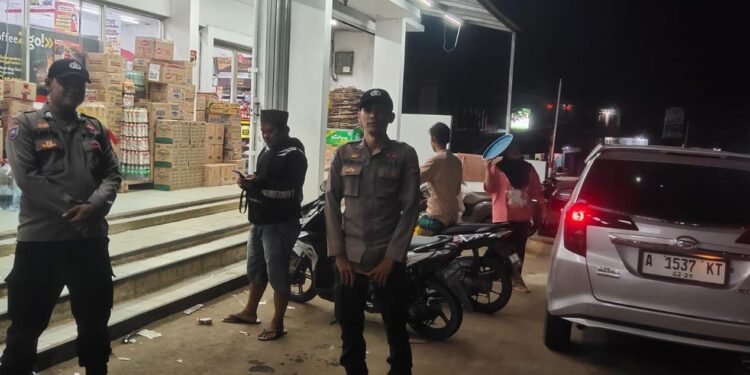 Anggota Polsek Gunungkencana  Melaksanakan Patroli Malam Antisipasi Tindak Kriminal