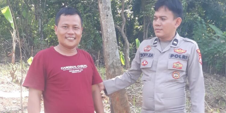 Anggota Polsek Banjarsari Aipda dzaky zaenal abidin Melaksanakan Giat Sambang Ke Desa Kertaharja Kecamatan Banjarsari Kabupaten Lebak