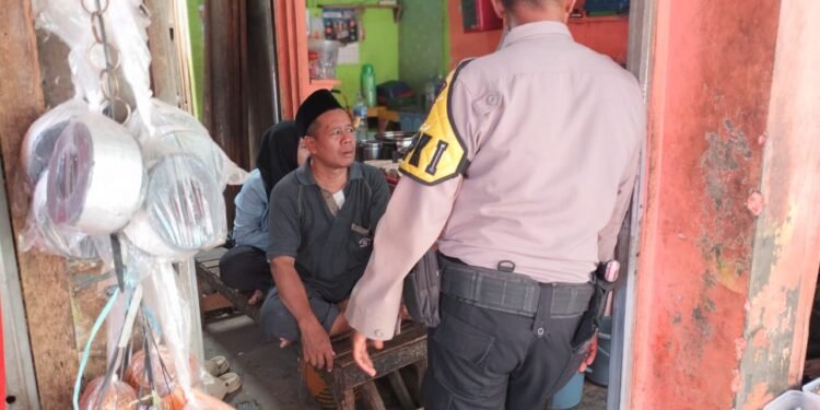 Ka.SPKT 1  Polsek Cipanas Polres Lebak Sambangi Pedagang