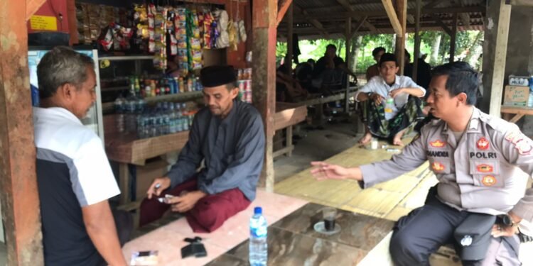 Anggota Polsek Sajira Polres Lebak sambang jalin silaturahmi dengan Warga