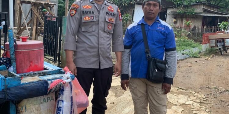 Bhabinkamtibmas Briptu Bayu Alamsah lakukan anjang Sono dan tatap muka dengan warga masyarakat
