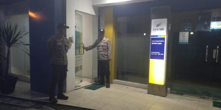 Anggota Polsek Rangkasbitung Polres Lebak Patroli Bluelight Ke Bank BJB