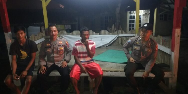 Anggota Polsek Rangkasbitung Polres Lebak Sapa Warga Di Pos Ronda Kampung Batu Beulah