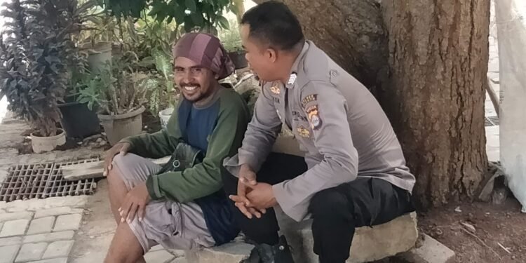 Menjaga keamanan wilayah polsek puloampel patroli dan sambang ke warga