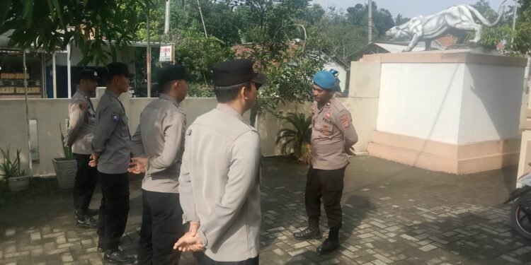 Anggota Polsek Cimarga Polres Lebak Patroli Dialogis Cek Siskamling Warga Mekarjaya