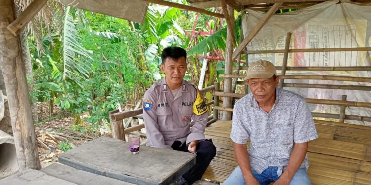 Piket Bhabinkamtibmas Polsek Cimarga Polres Lebak Sambang Warga Jaga Harkamtibmas