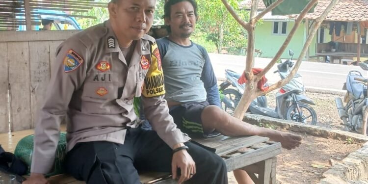 Bhabinkamtibmas Polsek Cimarga Polres Lebak Rutin Sambang Dan Silaturahmi Desa Binaannya