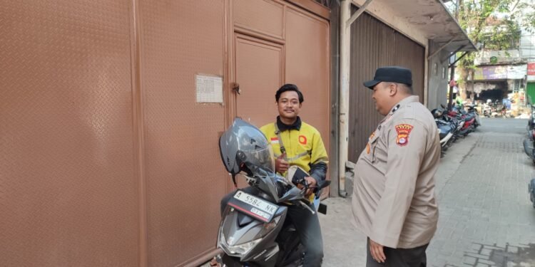 Anggota Polsek Rangkasbitung Polres Lebak Sapa Ojol Maxim Di Pasar Kampung Empang