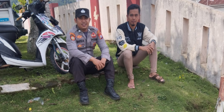 Mempererat talisilaturahmi Personil Polsek Gunungkencana  melaksanakan Giat pendekatan kepada masyarakat Kampung Cisadang Desa Gunungkendeng