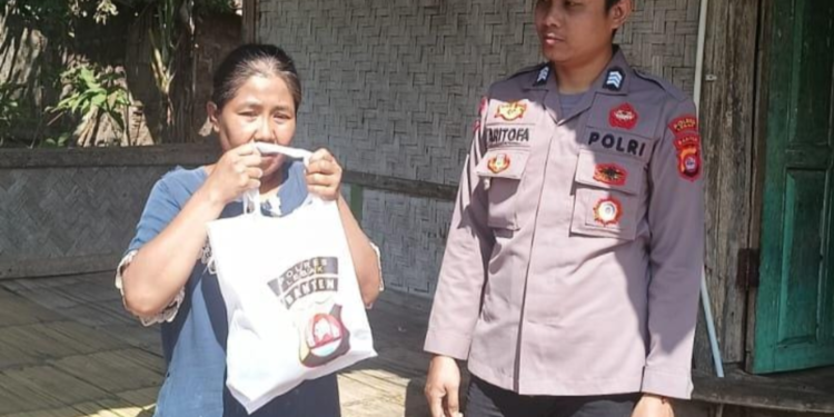 Kapolsek Cileles Polres Lebak Laksanakan Kegiatan bansos di kampung Parungkujang Desa Kujangsari