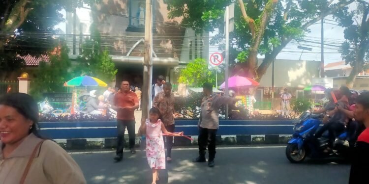 Anggota Polsek Rangkasbitung Polres Lebak Sebrangkan Jemaat Usai Ibadah Di Gereja Santa Maria Tak Bernoda