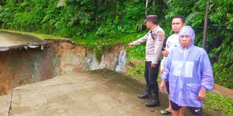 Tanggap Bencana  Amblasnya jalan Ambruk Polsek Sobang Polres Lebak Gerak Cepat mendatangi TKP