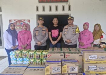 Kapolda Banten melalui Kapolres Pandeglang Serahkan Sumbangan untuk Meringankan Beban Korban Bencana Banjir