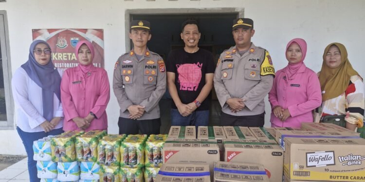 Kapolda Banten melalui Kapolres Pandeglang Serahkan Sumbangan untuk Meringankan Beban Korban Bencana Banjir